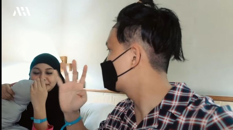 7 Penampilan Atta Halilintar Usai Transplantasi Rambut Atta Halilintar baru saja menjalani transplantasi rambut saat liburan di Turkey, ia pun kini tampil pede tanpa bandana. Yuk intip!
