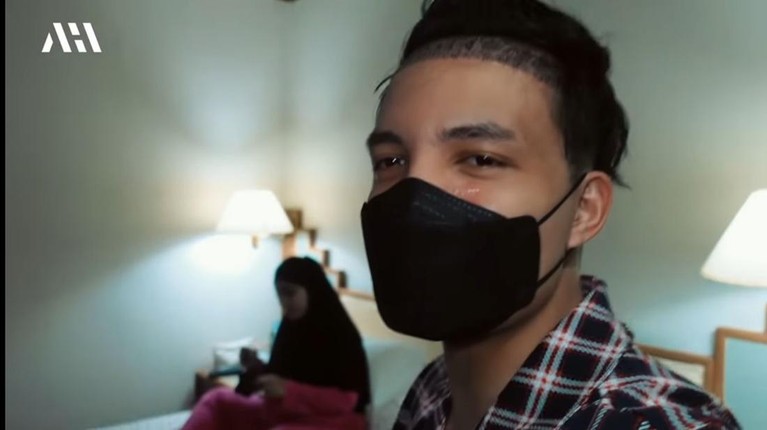 7 Penampilan Atta Halilintar Usai Transplantasi Rambut Atta Halilintar baru saja menjalani transplantasi rambut saat liburan di Turkey, ia pun kini tampil pede tanpa bandana. Yuk intip!