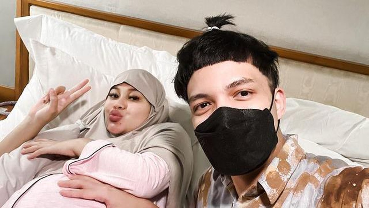 Atta Halilintar baru saja menjalani transplantasi rambut saat liburan di Turkey&comma; ia pun kini tampil pede tanpa bandana&period; Yuk intip&excl;