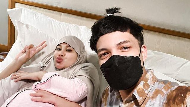7 Penampilan Atta Halilintar Usai Transplantasi Rambut Atta Halilintar baru saja menjalani transplantasi rambut saat liburan di Turkey, ia pun kini tampil pede tanpa bandana. Yuk intip!