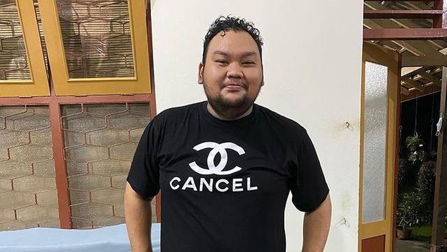 Pihak kepolisian menangkap artis narkoba berinisial FF yang ternyata adalah Fico Fachriza seorang komika. Yuk intip potretnya!