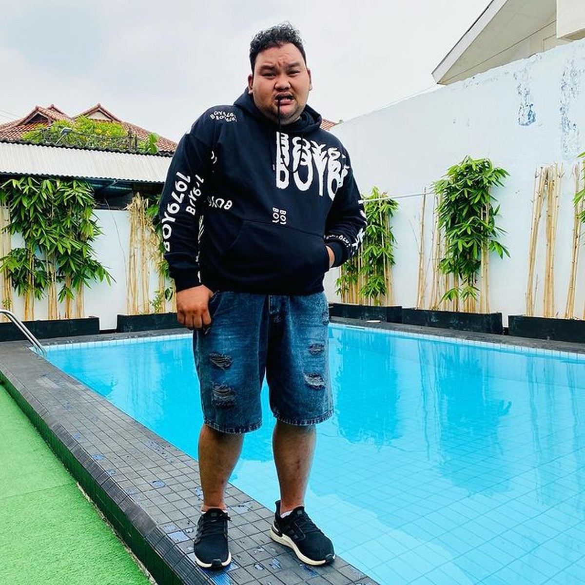 Pihak kepolisian menangkap artis narkoba berinisial FF yang ternyata adalah Fico Fachriza seorang komika&period; Yuk intip potretnya&excl;