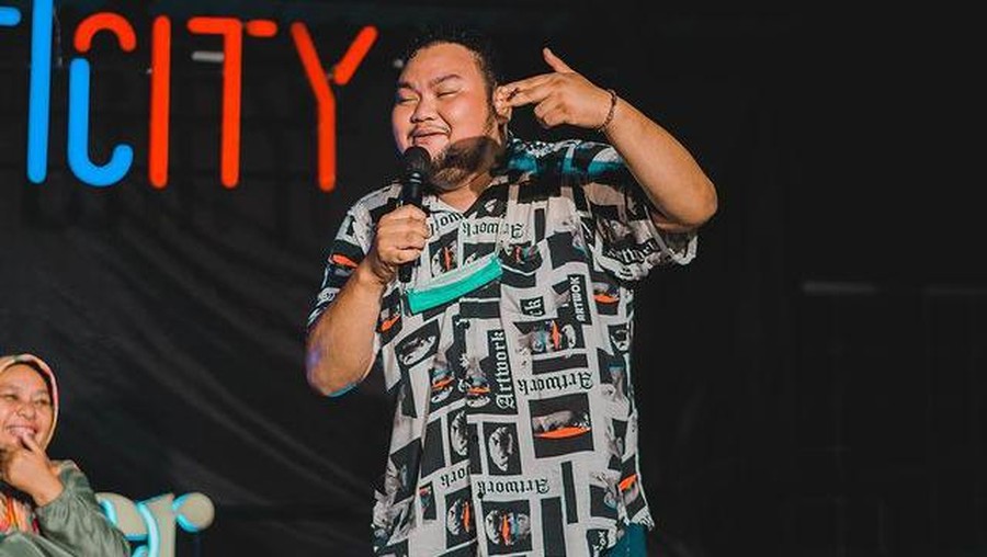 Pihak kepolisian menangkap artis narkoba berinisial FF yang ternyata adalah Fico Fachriza seorang komika. Yuk intip potretnya!
