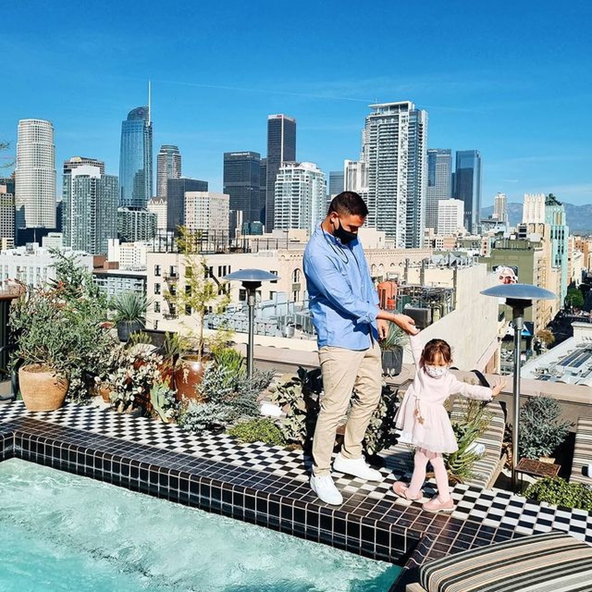 Paras putri semata wayang Raisa dan Hamish Daud&comma; Zalina disebut-sebut mirip dengan Gempi&period; Yuk intip potretnya&excl;