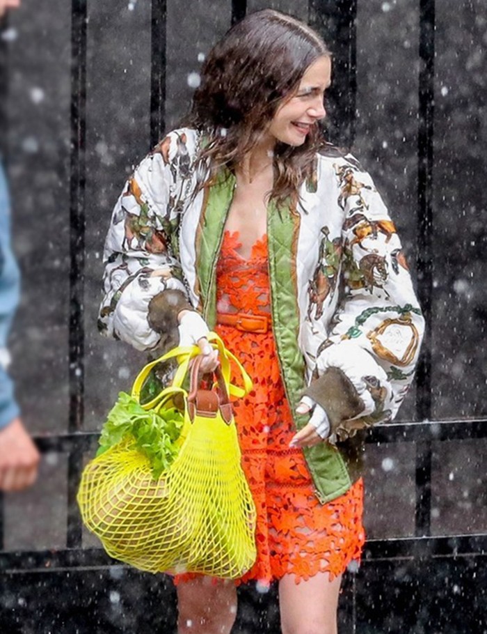 Hujan-hujan bareng Gabriel dengan balutan mini dress yang dipadukan dengan bomber jacket dari Hermes/Foto: Instagram/emilyinparis