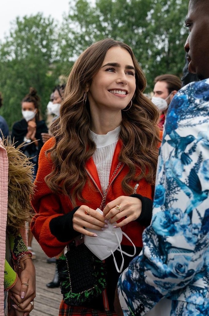 Tampil preppy dengan padu padan plaid mini skirt dan bomber jacket berwarna merah/Foto: Instagram/emilyinparis