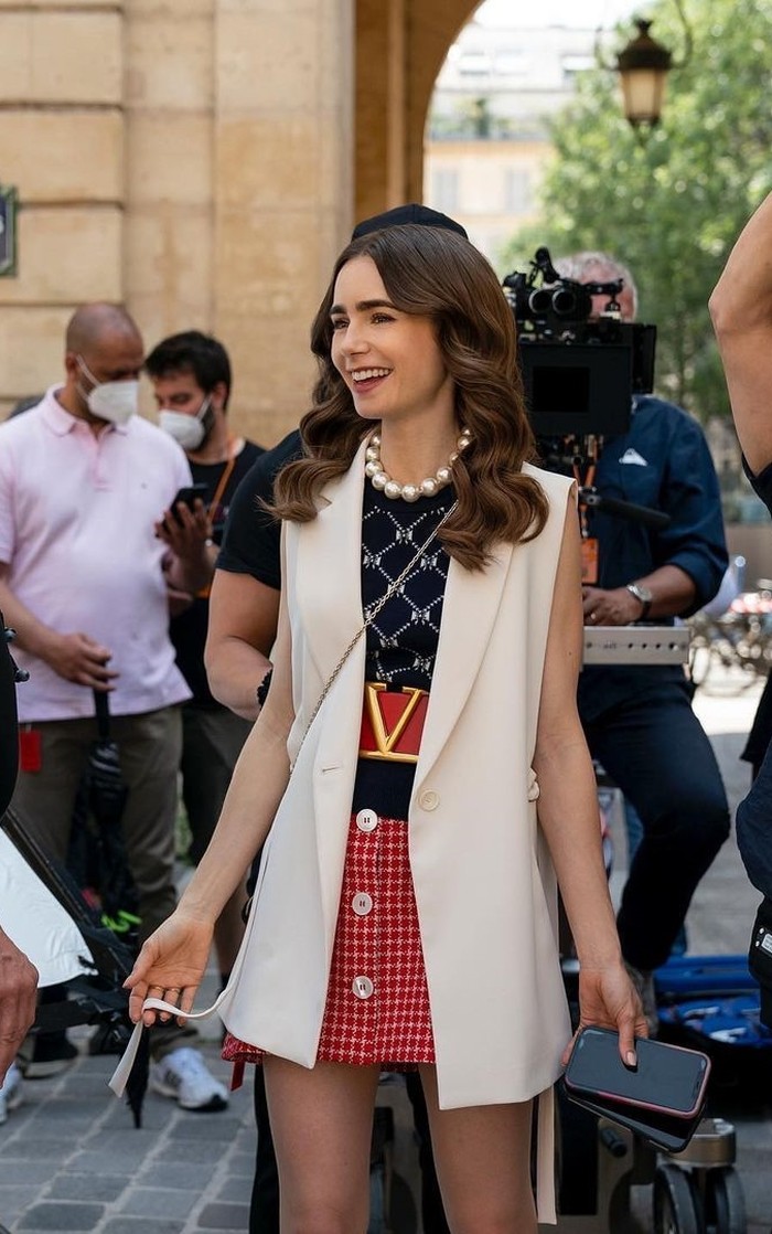 Tidak hanya rancangan rumah mode ternama, vest berwarna invory dari Zara ini bikin penampilan Emily terlihat mempesona/Foto: Instagram/emilyinparis