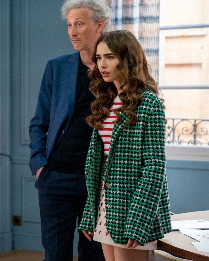 Parisian style dengan memadukan kaus garis-garis dan jaket cashmere dari Barrie/Foto: Netflix
