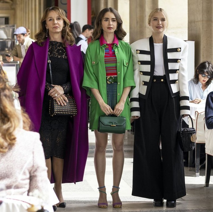 Emily Cooper sangat suka dengan luaran berwarna hijau seperti Elie Saab Green Jacket ini/Foto: Instagram/emilyinparis
