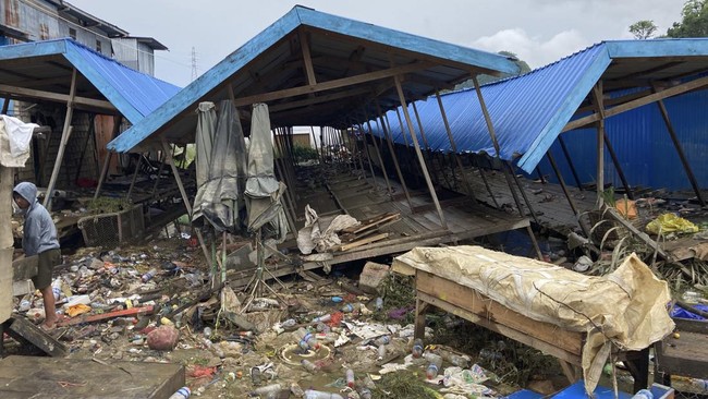 FOTO: Geliat Pasar Youtefa di Antara Lumpur-Sampah Sisa Banjir