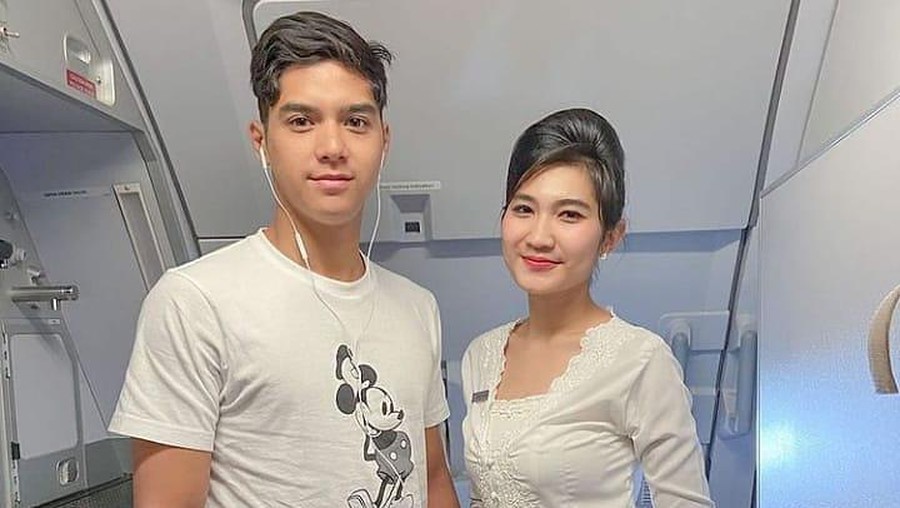 Al Ghazali dan pramugari cantik