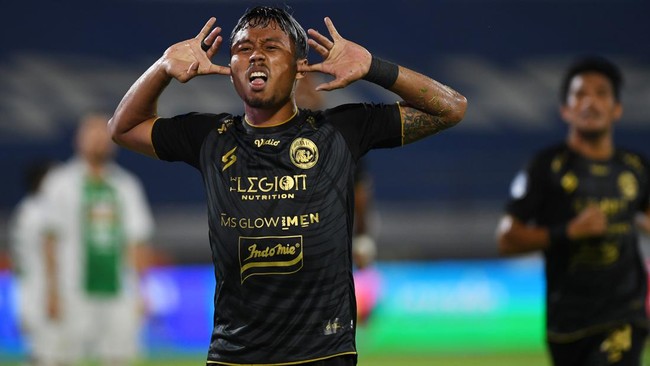 Berikut link live streaming Arema FC vs Persipura yang berlangsung di Stadion Kapten I Wayan Dipta, Jumat (28/1) malam.