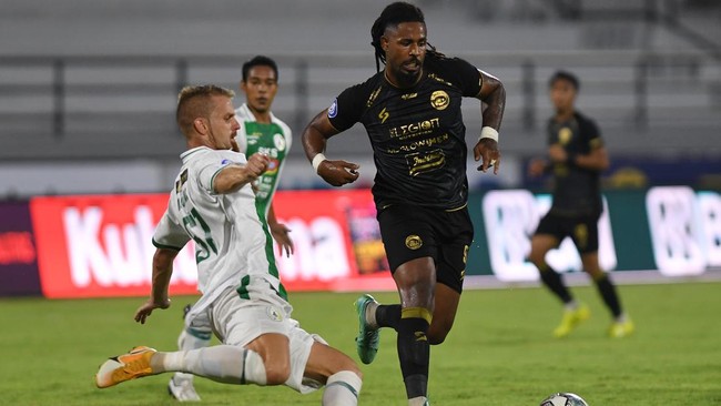 Arema FC kecewa kepada mantan pemainnya, Carlos Fortes, yang pindah ke PSIS Semarang saat kontraknya belum kedaluwarsa.