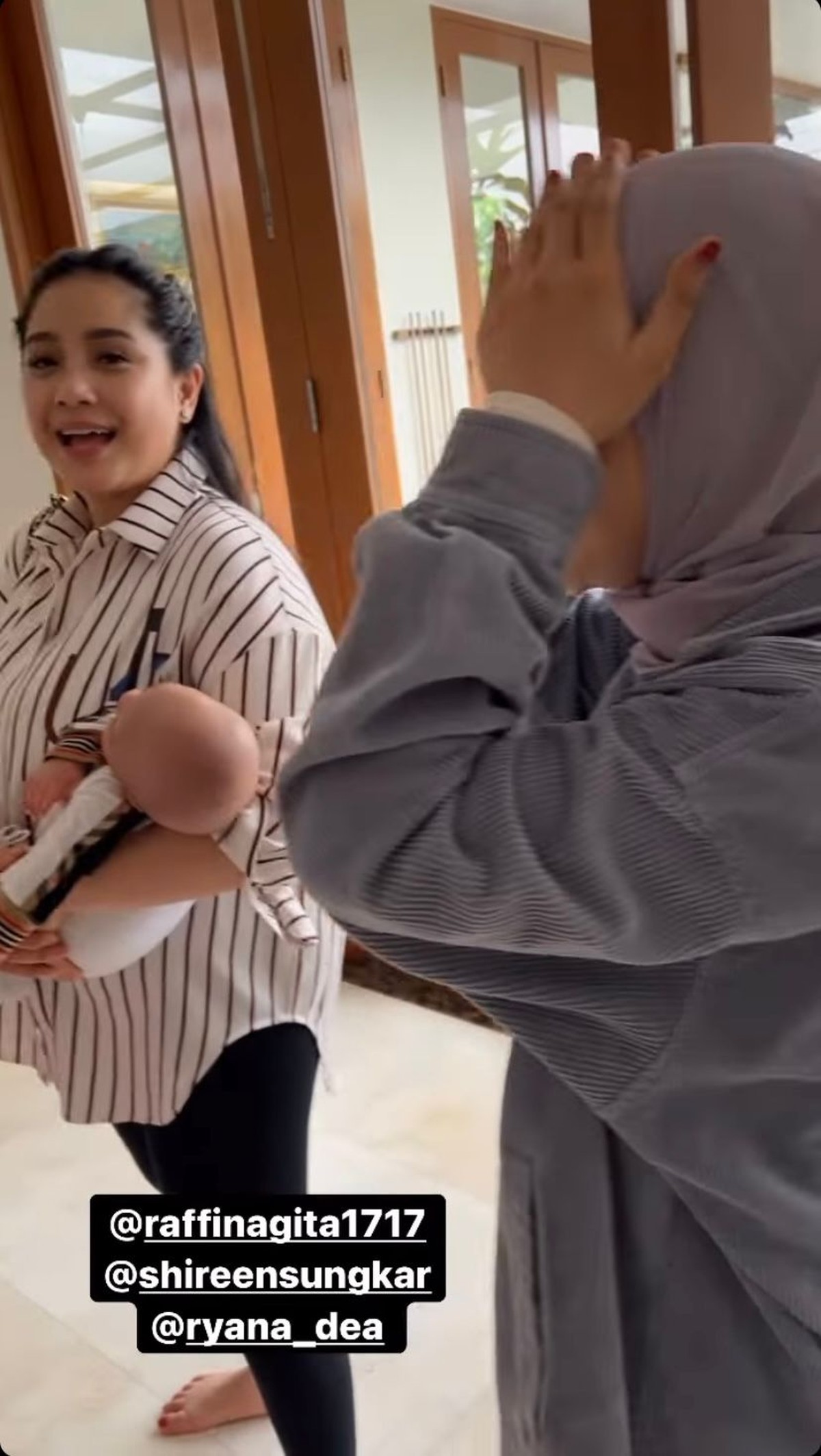 Raffi Ahmad dan Nagita Slavina berkunjung ke rumah Lesti bawa baby Rayyanza bertemu dengan baby Leslar&period; Yuk intip potretnya&excl;