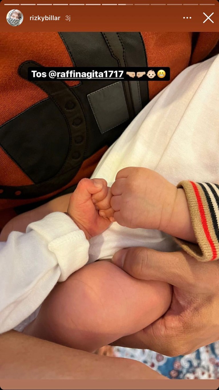 Raffi Ahmad dan Nagita Slavina berkunjung ke rumah Lesti bawa baby Rayyanza bertemu dengan baby Leslar. Yuk intip potretnya!
