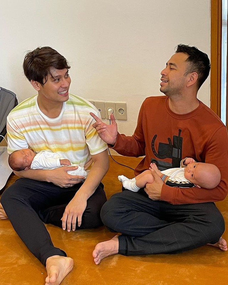 Raffi Ahmad dan Nagita Slavina berkunjung ke rumah Lesti bawa baby Rayyanza bertemu dengan baby Leslar. Yuk intip potretnya!