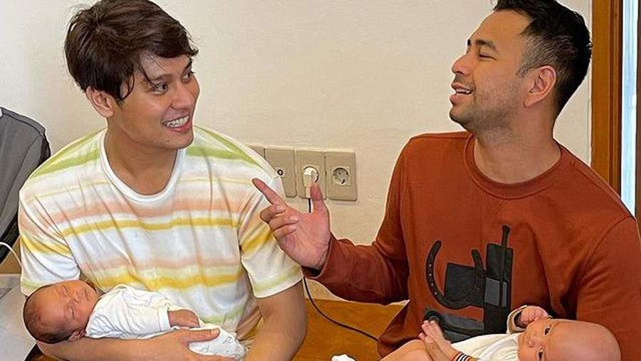 Raffi Ahmad dan Nagita Slavina berkunjung ke rumah Lesti bawa baby Rayyanza bertemu dengan baby Leslar. Yuk intip potretnya!