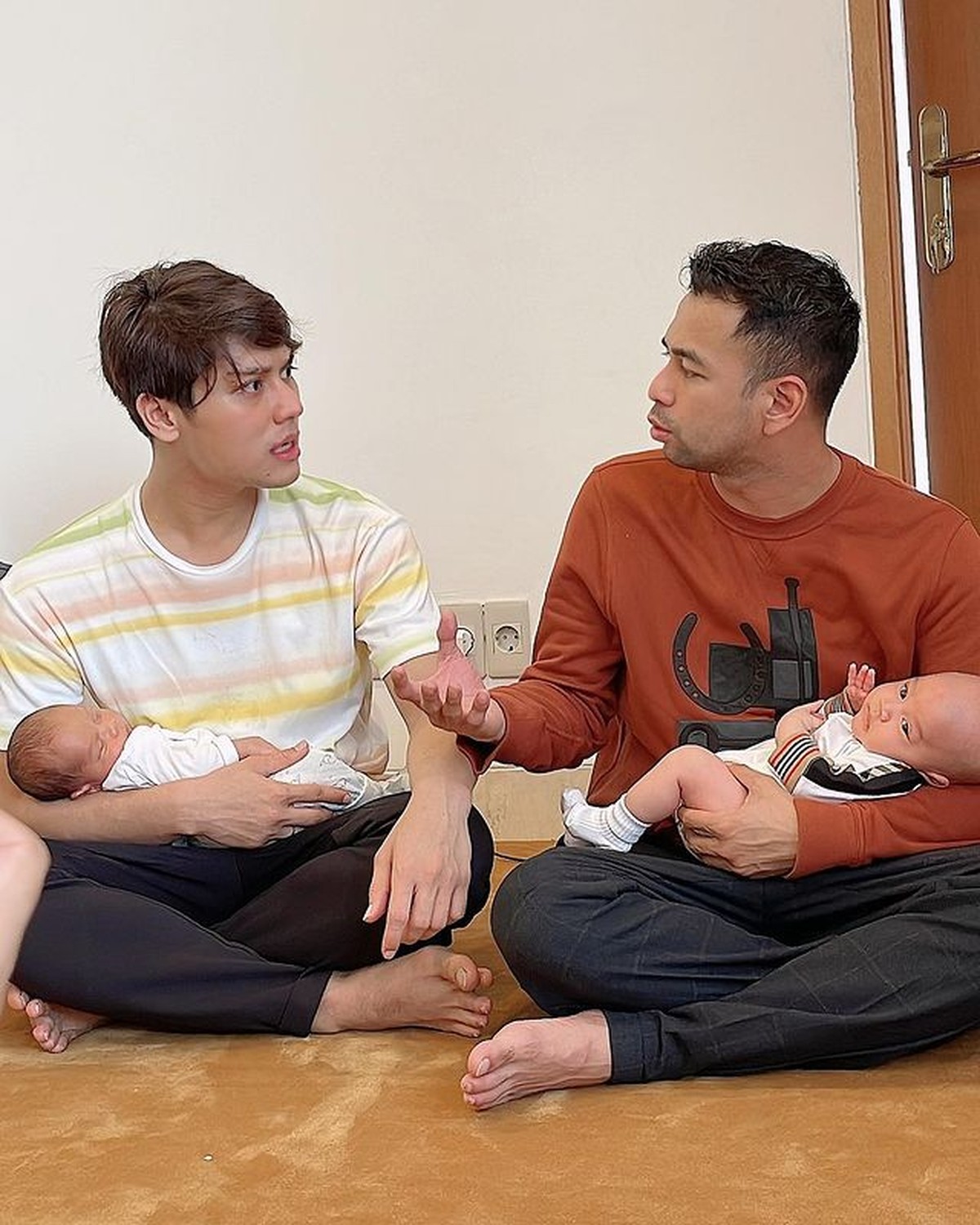 Raffi Ahmad dan Nagita Slavina berkunjung ke rumah Lesti bawa baby Rayyanza bertemu dengan baby Leslar&period; Yuk intip potretnya&excl;