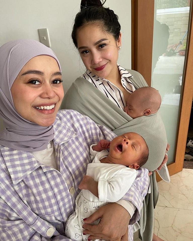 Raffi Ahmad dan Nagita Slavina berkunjung ke rumah Lesti bawa baby Rayyanza bertemu dengan baby Leslar. Yuk intip potretnya!