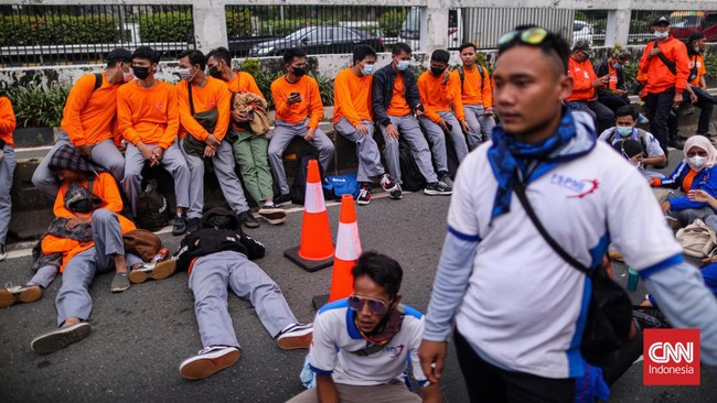 FOTO: Buruh Geruduk Gedung DPR RI Tolak Ciptaker hingga Desak UU PPRT