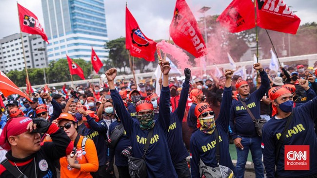 Saat demo di kawasan Patung Kuda, Jakarta Pusat, buruh juga menolak RUU PPP dan revisi UU 21/2000 tentang Berserikat bagi Buruh.