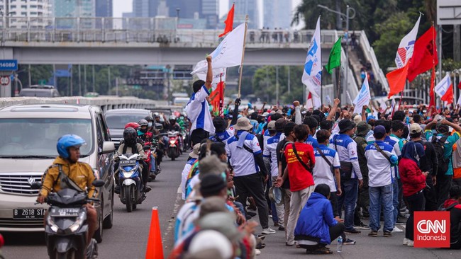 Arus lalu lintas di depang gedung DPR/MPR Jakarta dialihkan, imbas demo buruh. ARus lalu lintas dibuat menjadi satu jalur.