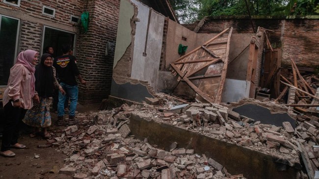Kalak BPBD Kabupaten Pandeglang menyatakan sejauh ini pihaknya masih terus melakukan pendataan dampak gempa Banten, Jumat petang.