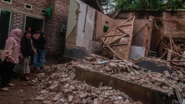 Sebanyak 1.100 rumah di Pandeglang dilaporkan rusak akibat gempa Magnitudo 6,6 yang berpusat di Sumut, Banten.