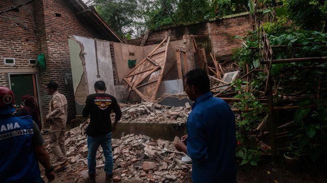 Rumah warga yang mengalami kerusakan akibat gempa bumi dengan magnitudo 6,6 di Pandeglang Banten kembali bertambah jadi 1.909.