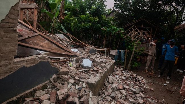 Hingga Sabtu (15/1) pukul 12.00 WIB, BMKG mencatat ada 32 gempa susulan usai gempa Banten berkekuatan magnitudo 6,6, Jumat (14/1).