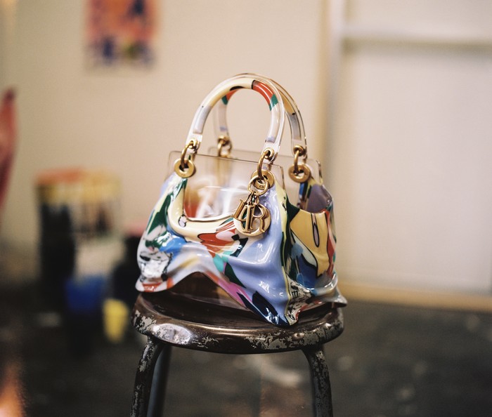 Seniman Prancis Antonin Hako mendeskirpsikan karya Dior Lady Art miliknya sebagai'Bag in Flight'. Konstruksi tas dibuat dalam material transparan berpadu dalam panel drapping berhiaskan pola abstrak penuh warna. Foto: Marion Berrin/courtesy of Dior
