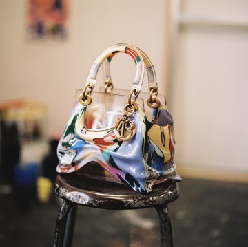 img-title Para Seniman Ini Berhasil Mengubah Tas Lady Dior Menjadi Sebuah Karya Seni yang Unik! Seperti Apa?