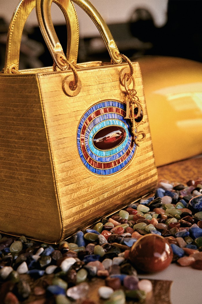 Interpretasi budaya Mesir kuno dalam rupa desain mata dari Dewa Horus yang berhiaskan bebatuan kristal jadi tema seniman basis Los Angeles, Gisela Colon. Foto: Harry Eelman/courtesy of Dior