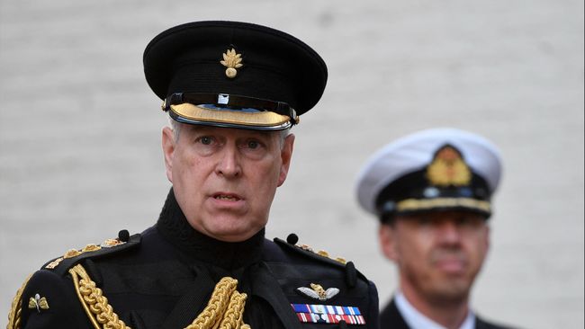 Pangeran Andrew, telah resmi dicopot dari afiliasi militer dan perlindungan kerajaan Inggris pada Kamis (13/1) buntut kasus pelecehan seksual.