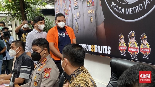 Polda Metro Jaya tengah mengejar pemasok narkoba jenis tembakau sintetis kepada komika Fico Fachriza.
