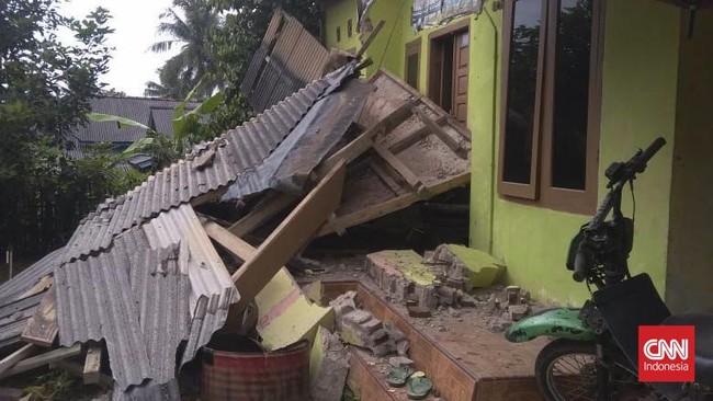 Sejumlah rumah warga di Desa Kertamukti, Kecamatan Sumur, Banten, mengalami kerusakan usai diguncang gempa dengan magnitudo 6,7.