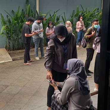 Gempa Melanda, Para Karyawan keluar Gedung