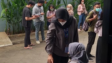 Gempa Melanda, Para Karyawan keluar Gedung