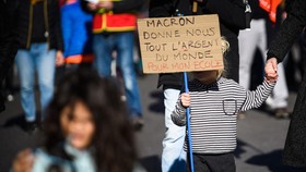 Guru di Prancis Mogok Mengajar Protes Kebijakan Covid Macron