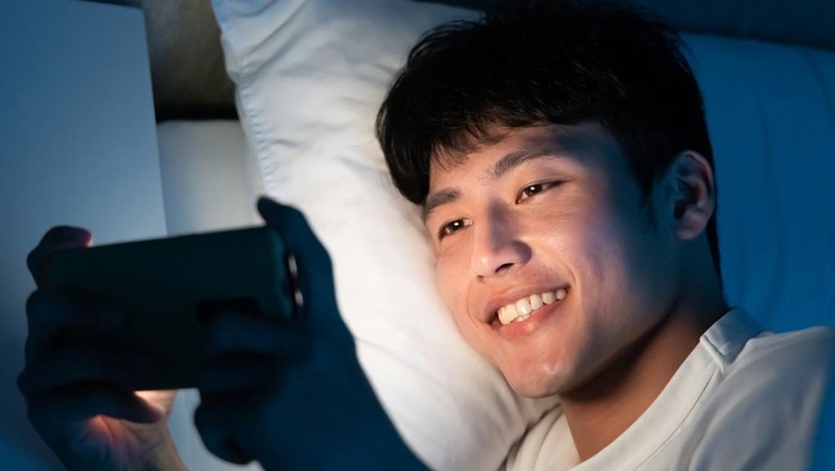 Ilustrasi pria menggunakan gadget Ilustrasi pria menggunakan gadget