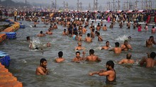 FOTO: Kala Umat Hindu India Mandi Bersama di Sungai Gangga Abai Covid
