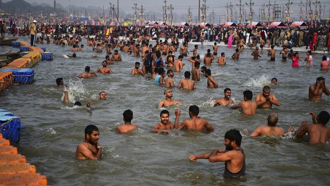 Ratusan ribu umat Hindu melakukan ritual mandi suci di Sungai Gangga. Para umat menjalani ritual 'menghapus dosa' itu ketika kasus Covid-19 di India sedang melonjak.