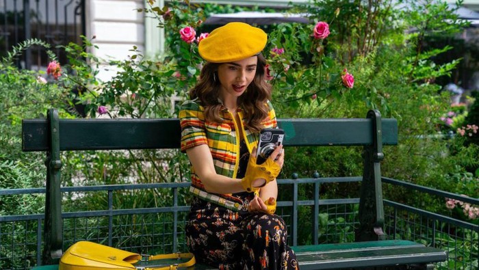 Makin Seru dan Modis Ini Gaya Paling Mencuri Perhatian di Serial 'Emily in Paris' Episode 8 dan 9 Makin Seru dan Modis Ini Gaya Paling Mencuri Perhatian di Serial 'Emily in Paris' Episode 8 dan 9