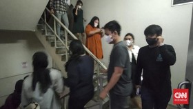 FOTO: Kepanikan Karyawan saat Jakarta Diguncang Gempa