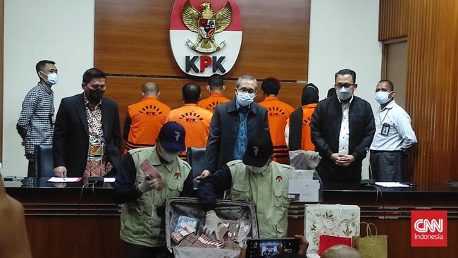 Sejauh ini, KPK juga telah menetapkan Bendahara Umum DPC Partai Demokrat Balikpapan sebagai tersangka.