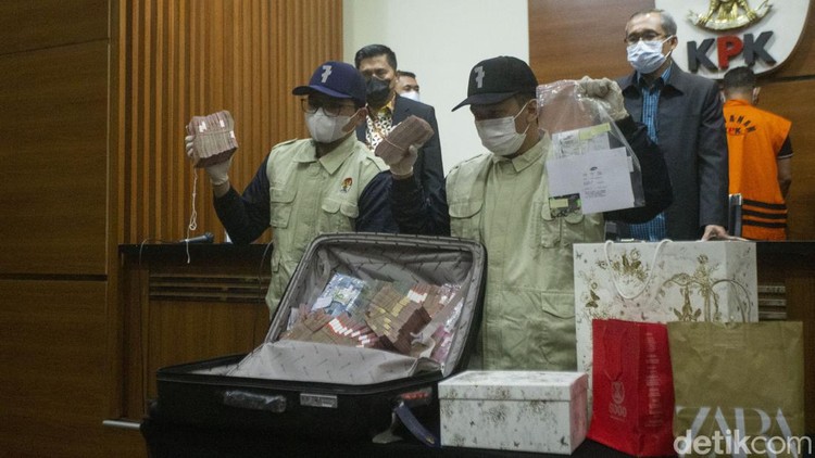 KPK Pamerkan Uang Rp 1,4 M dari OTT Bupati Penajam Paser Utara KPK menyita uang dalam OTT Bupati Penajam Paser Utara (PPU), Kalimantan Timur, Abdul Gafur Mas'ud. Total uang yang disita KPK sekitar Rp 1,4 miliar.