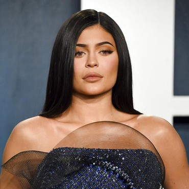 Heboh Kylie Jenner Pakai Bikini Bergambar Puting