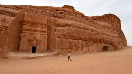 Madain Saleh Pertama Kali Dihuni Kaum Tsamud Tentang riwayat Mada'in Saleh dan Al Ula di Arab Saudi, wilayah yang dianggap terkutuk dan dijauhi Nabi Muhammad.