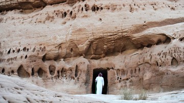 Riwayat Mada'in Saleh-Al Ula, Dianggap Terkutuk dan Dijauhi Nabi Tentang riwayat Mada'in Saleh dan Al Ula di Arab Saudi, wilayah yang dianggap terkutuk dan dijauhi Nabi Muhammad.