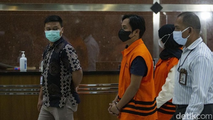 KPK menetapkan Bupati Penajam Paser Utara, Kalimantan Timur, Abdul Gafur Mas'ud sebagai tersangka.
